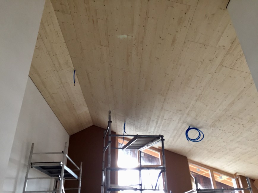 #36 Deuxième couche de terre, plafond, toit, fenêtres…